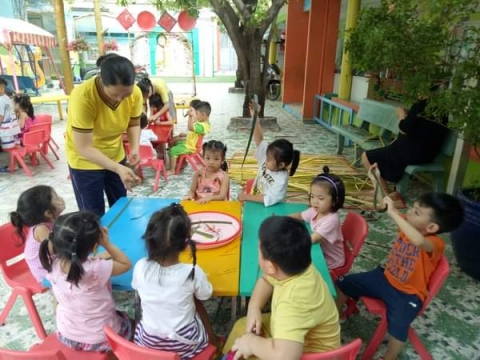 Bé chơi với Lá Dừa