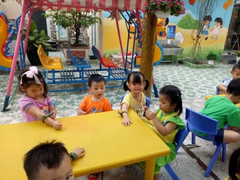 Bé chơi với Lá Dừa