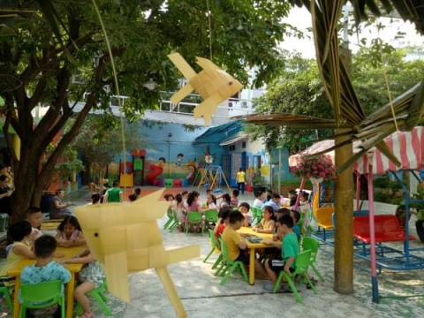 Bé chơi với Lá Dừa