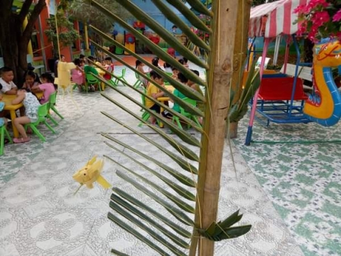 Bé chơi với Lá Dừa