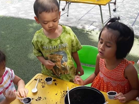 BÉ GIEO HẠT TRỒNG CÂY