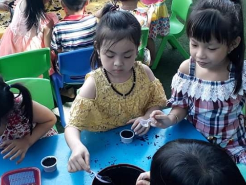 BÉ GIEO HẠT TRỒNG CÂY