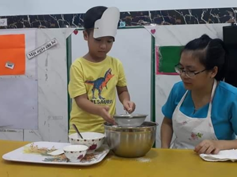 BÉ LÀM BÁNH CÙNG CÔ