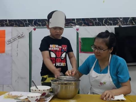 BÉ LÀM BÁNH CÙNG CÔ