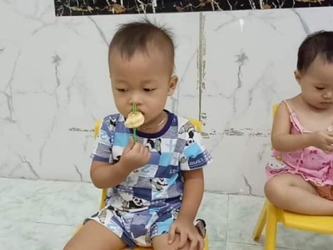 BÉ LÀM BÁNH CÙNG CÔ