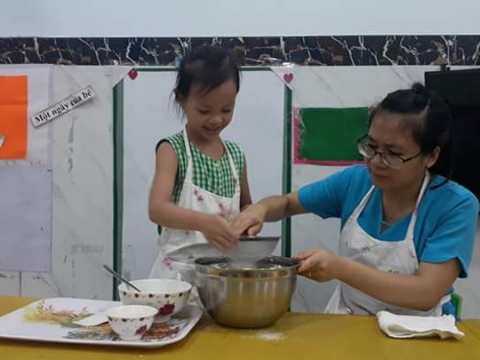 BÉ LÀM BÁNH CÙNG CÔ