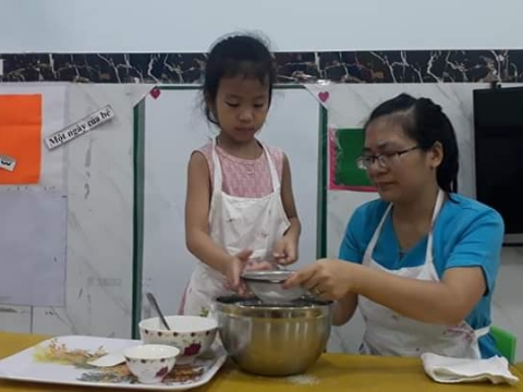 BÉ LÀM BÁNH CÙNG CÔ